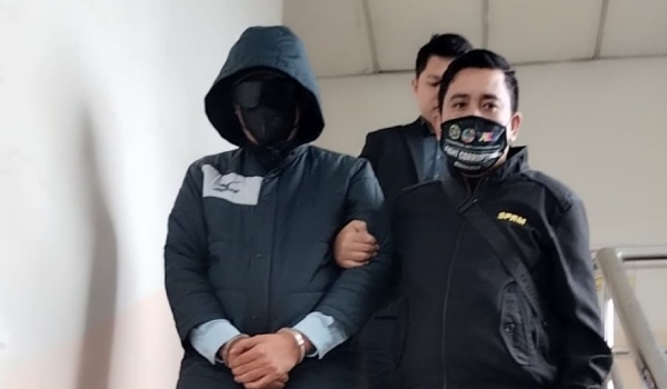 Ketua Pembantu Tadbir di sebuah sekolah menengah di Pontian, Johor mengaku tidak bersalah di Mahakamah Sesyen Johor Bahru, atas 20 pertuduhan menggunakan dokumen dengan butiran matan palsu